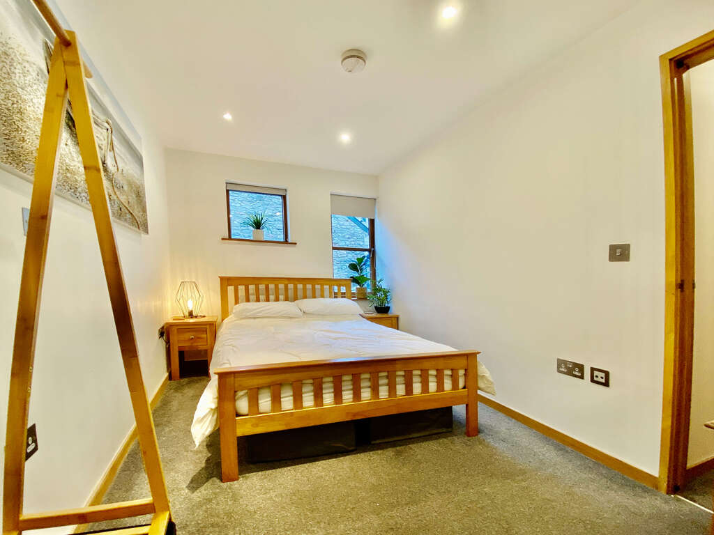 Brixham Holiday Let - Master bedroom with en-suite
